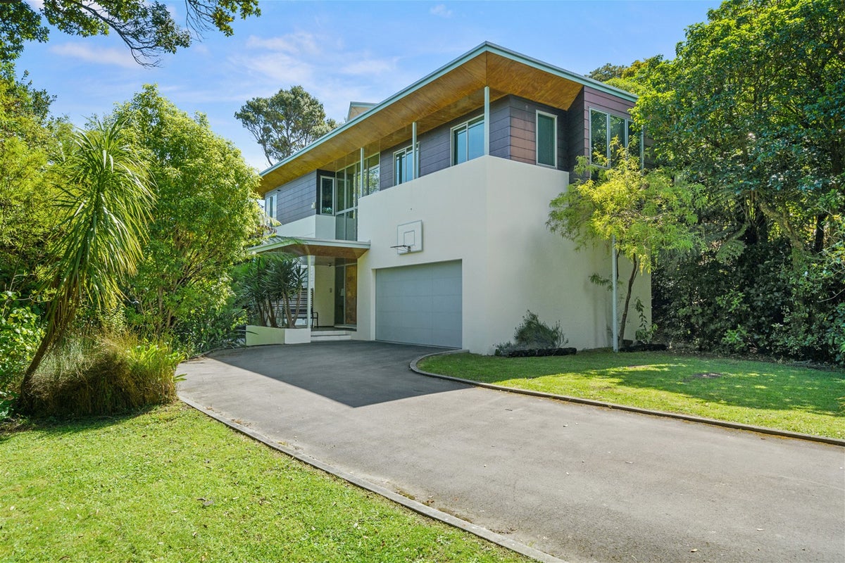 19 Dillon Street, Lowry Bay, Lower Hutt - Carousel 1