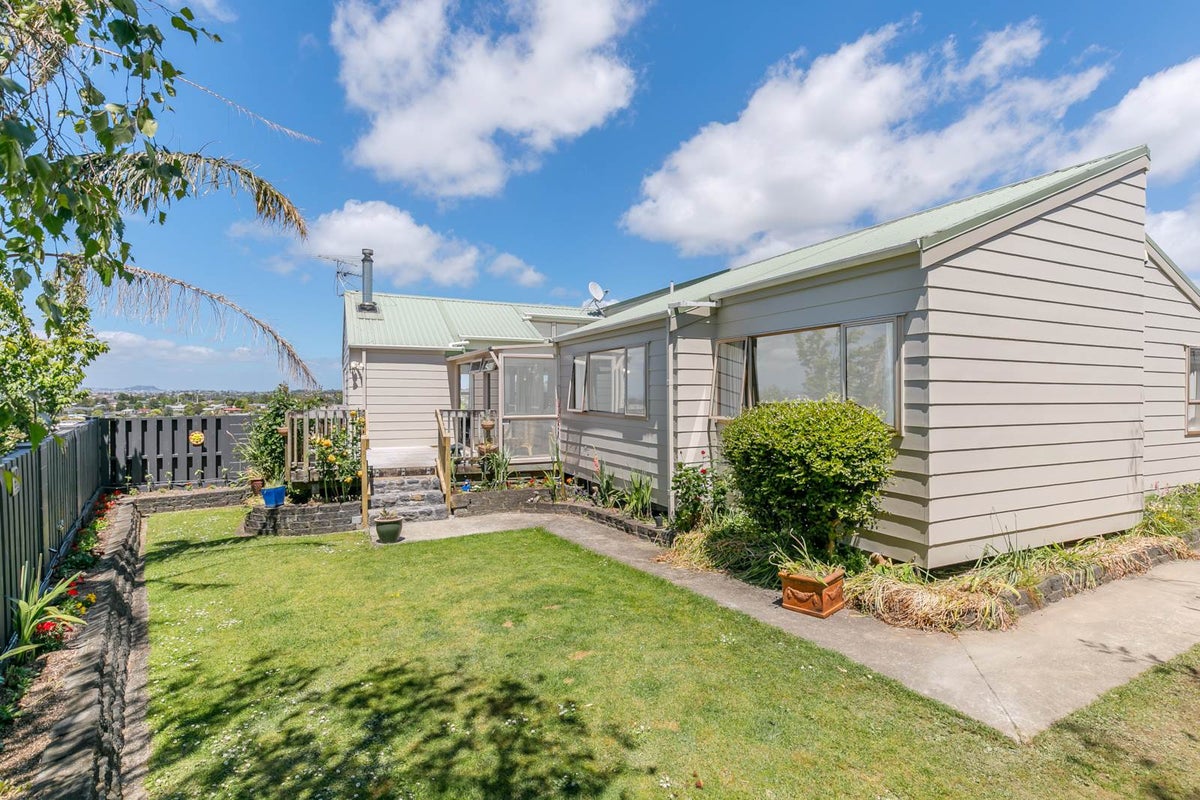 23B Target Road, Totara Vale, Auckland - Carousel 1