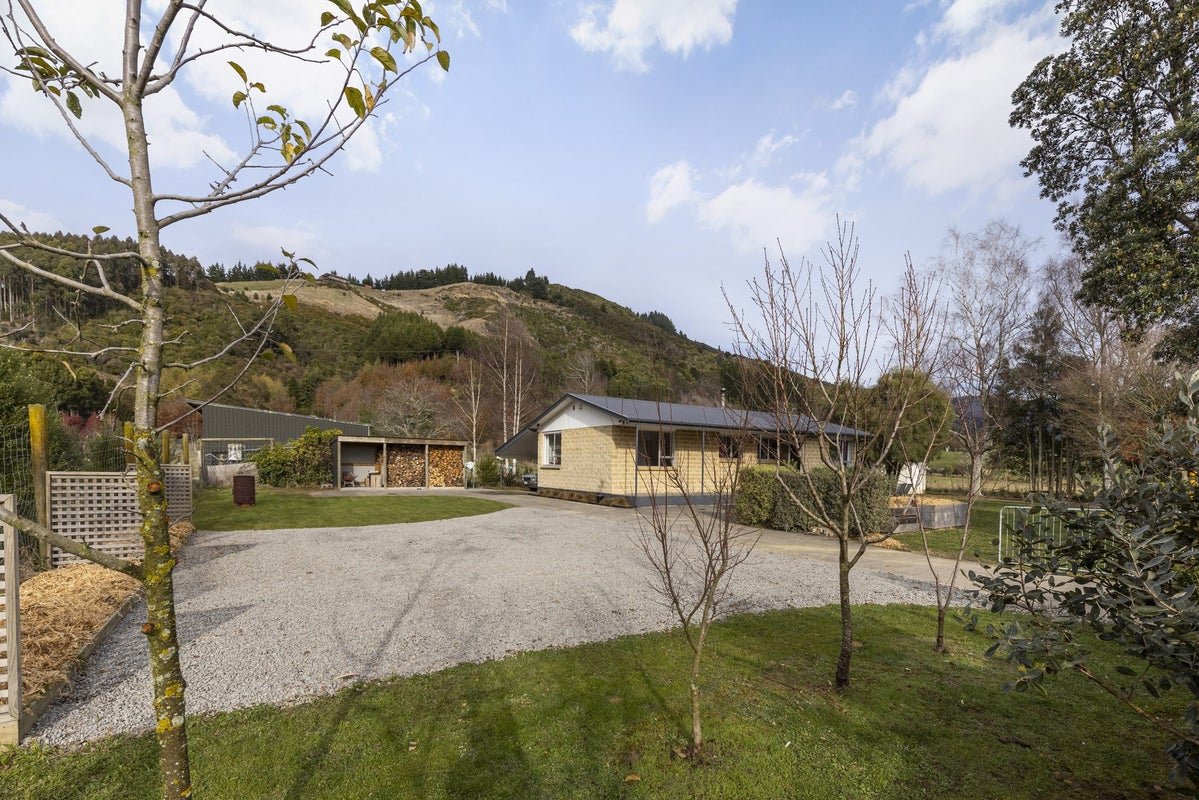 1112 Queen Charlotte Drive, Picton - Carousel 1