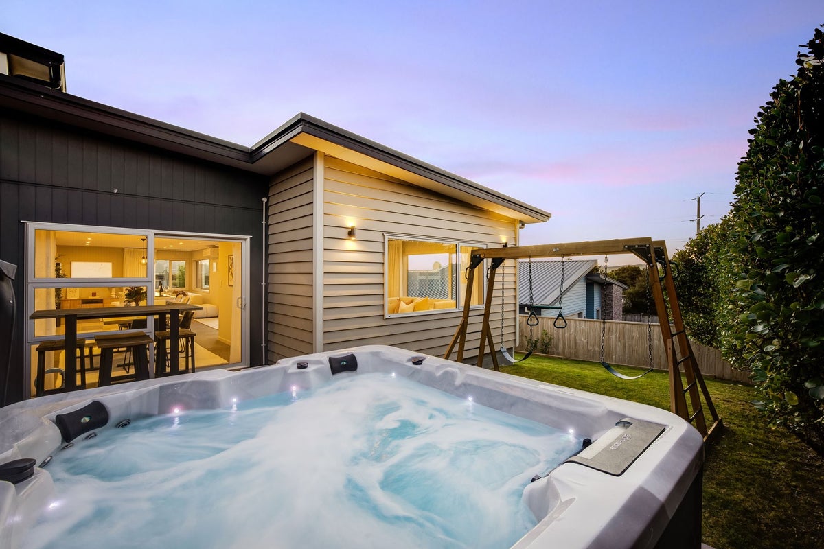 48 Endeavour Drive, Whitby, Porirua - Carousel 2