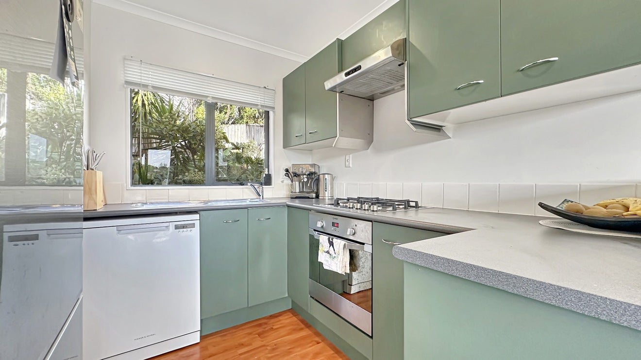 2/28A Marlborough Avenue, Glenfield, Auckland - Carousel 2