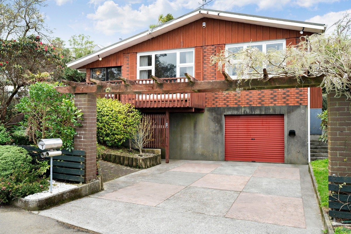 7 Turville Crescent, Newlands, Wellington - Carousel 1