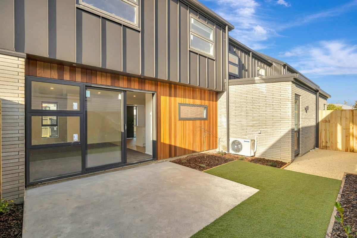 2/11 Spring Grove Street, Spreydon, Christchurch - Carousel 1