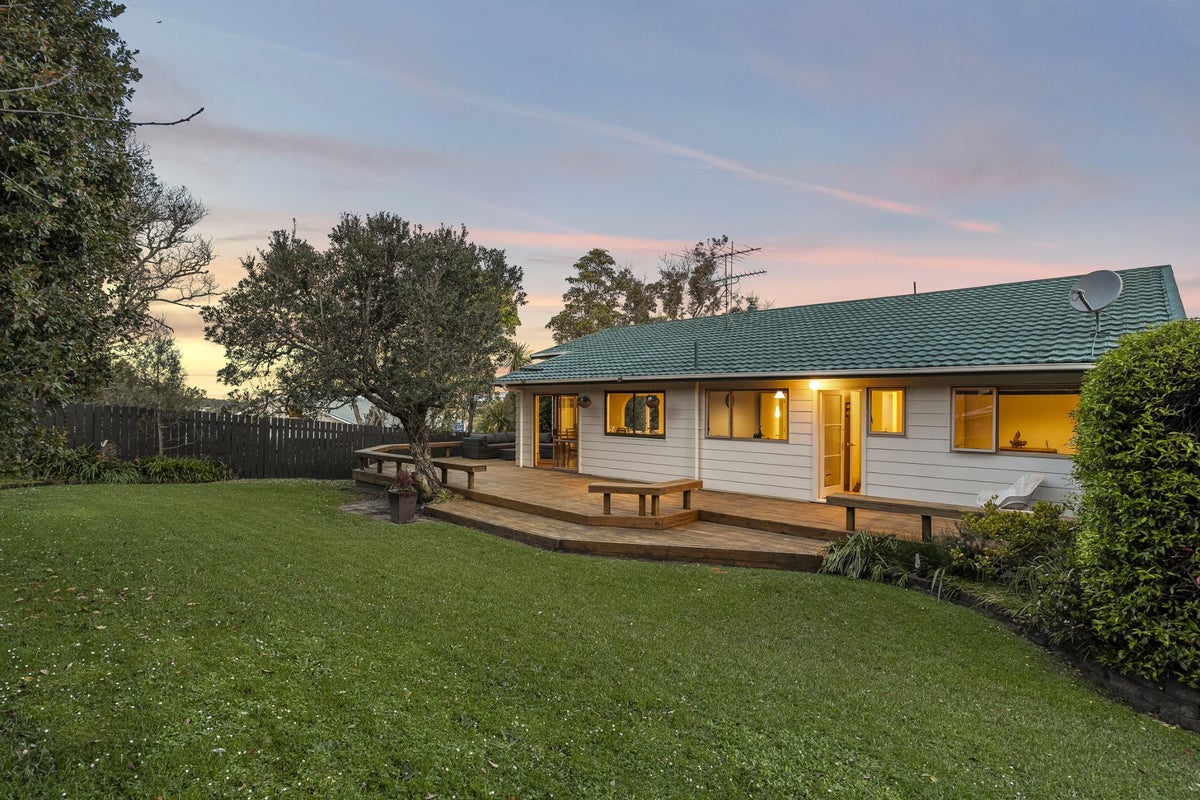 33 Mannering Place, Hillcrest, Auckland - Carousel 2
