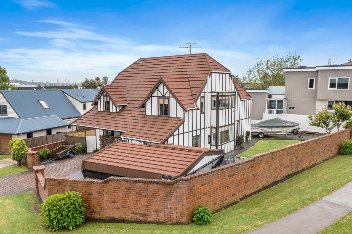 1 Adonis Place, Half Moon Bay, Auckland - Carousel 1