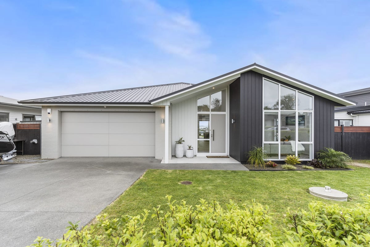 8 Karo Road, Beachlands, Auckland - Carousel 1