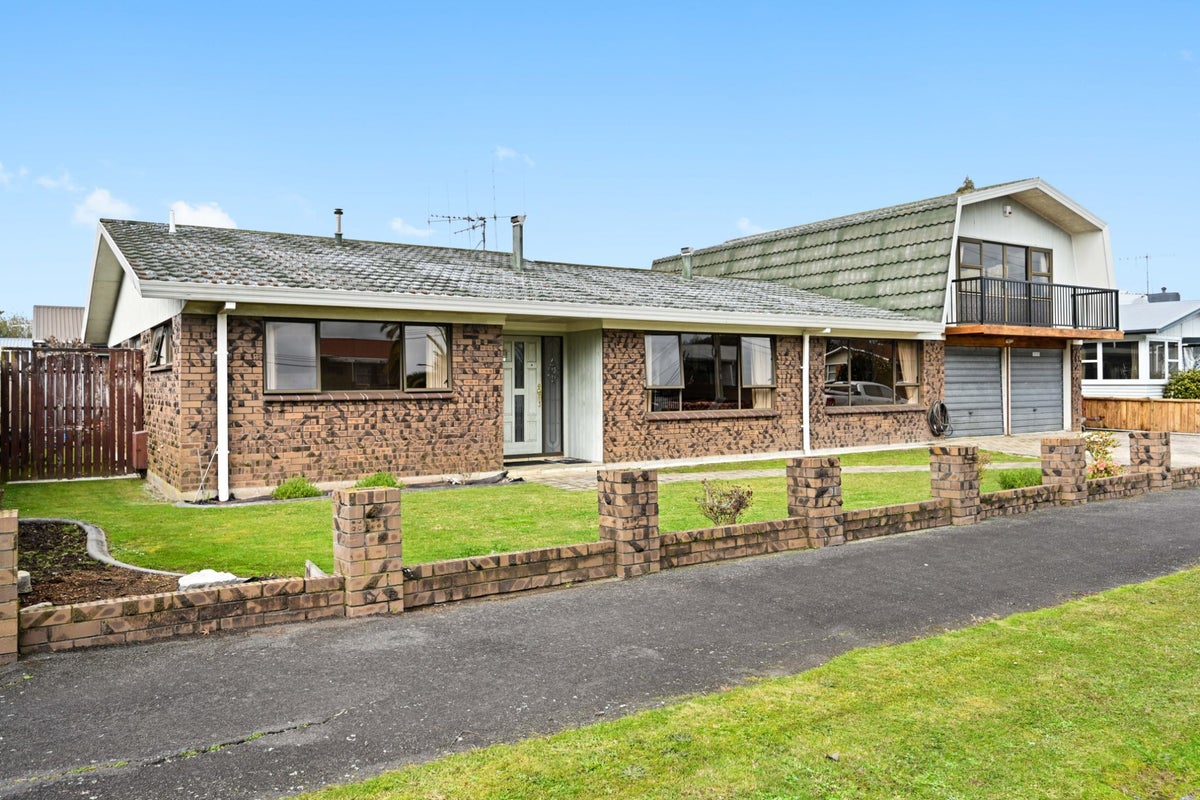 14 Colstone Street, Glenview, Hamilton - Carousel 1