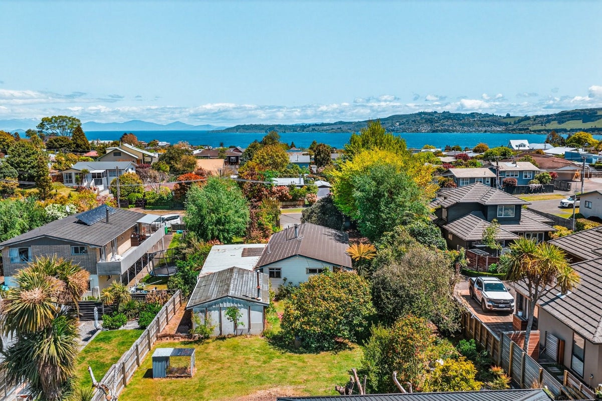 14 Sunset Street, Hilltop, Taupo - Carousel 9