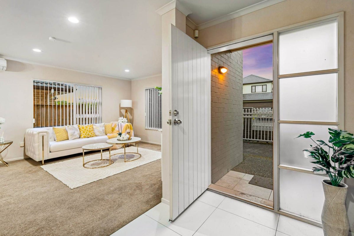 58 Salford  Crescent, Flat Bush, Manukau City, Auckland - Carousel 2