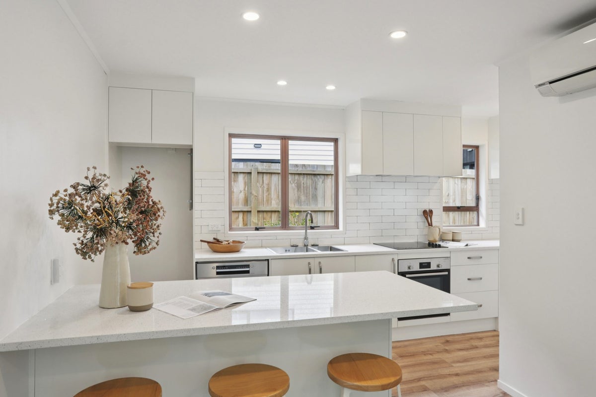 2/100 Royal Road, Massey, Auckland - Carousel 1
