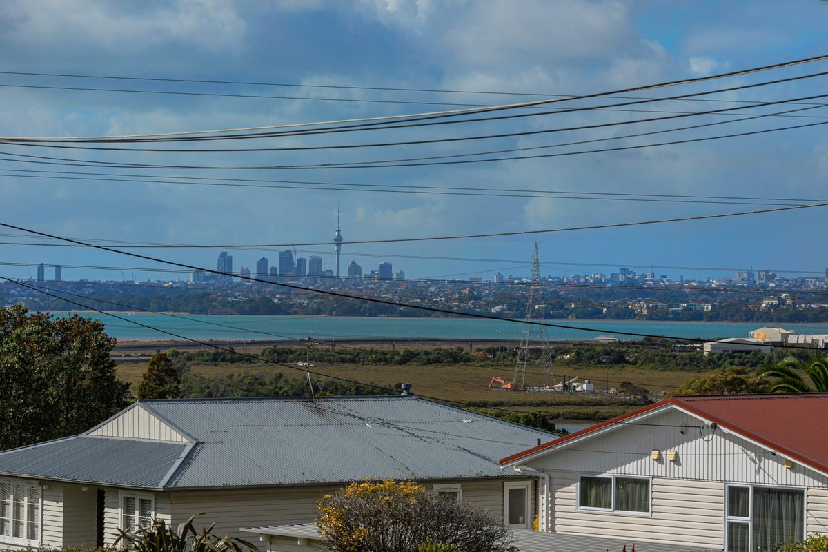 15 Fairlea Road, Te Atatu South, Auckland - Carousel 2