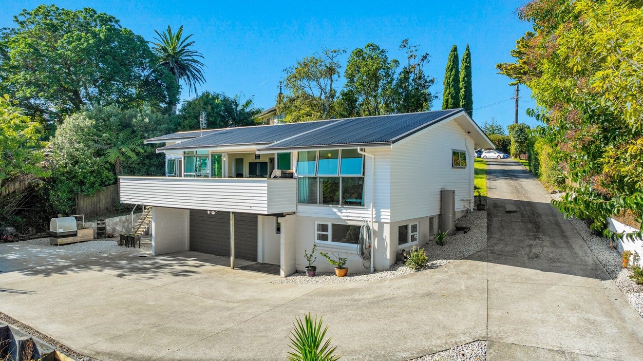 11 Springbank Lane, Te Atatu Peninsula, Auckland - Carousel 1