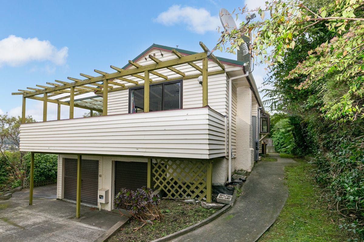 33 Hampton Hill Road, Tawa, Wellington - Carousel 1