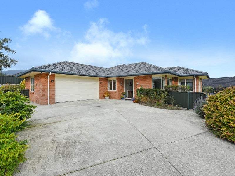 32 Sunstone Crescent, Brown Owl, Upper Hutt - Carousel 1