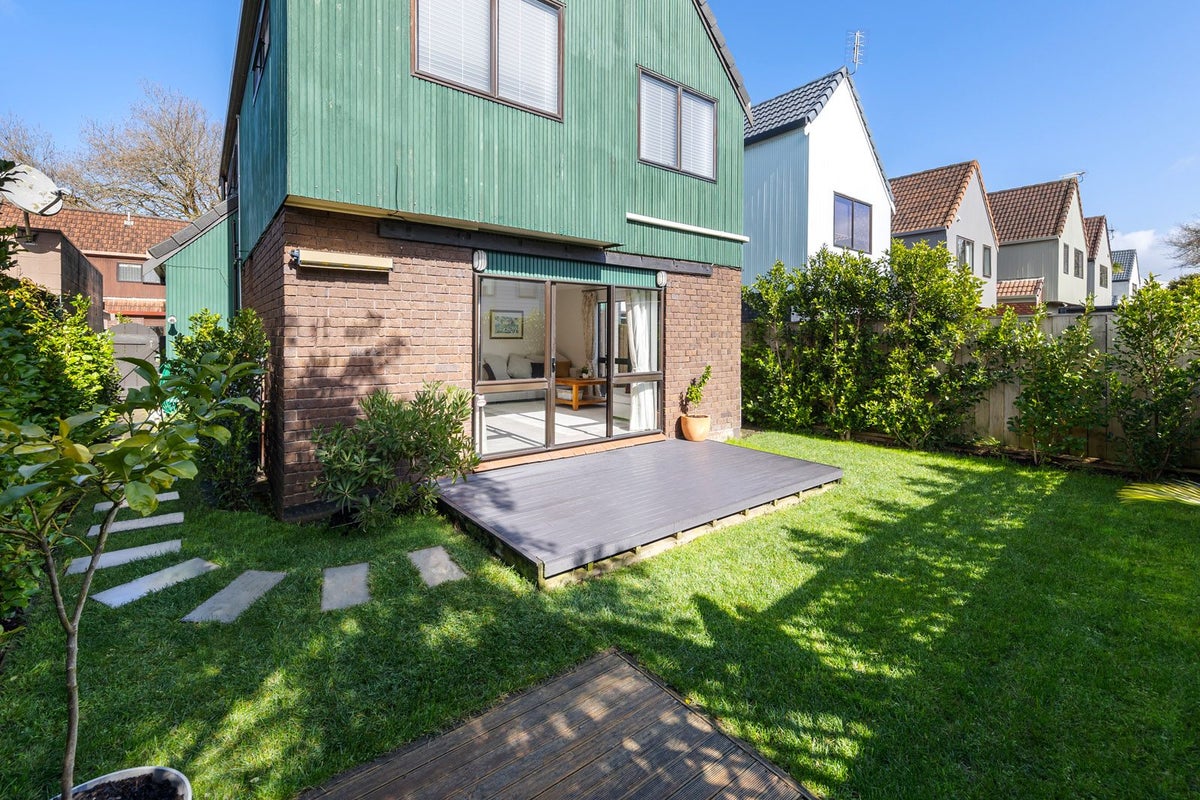 11 Balmer Lane, Mount Eden, Auckland - Carousel 1