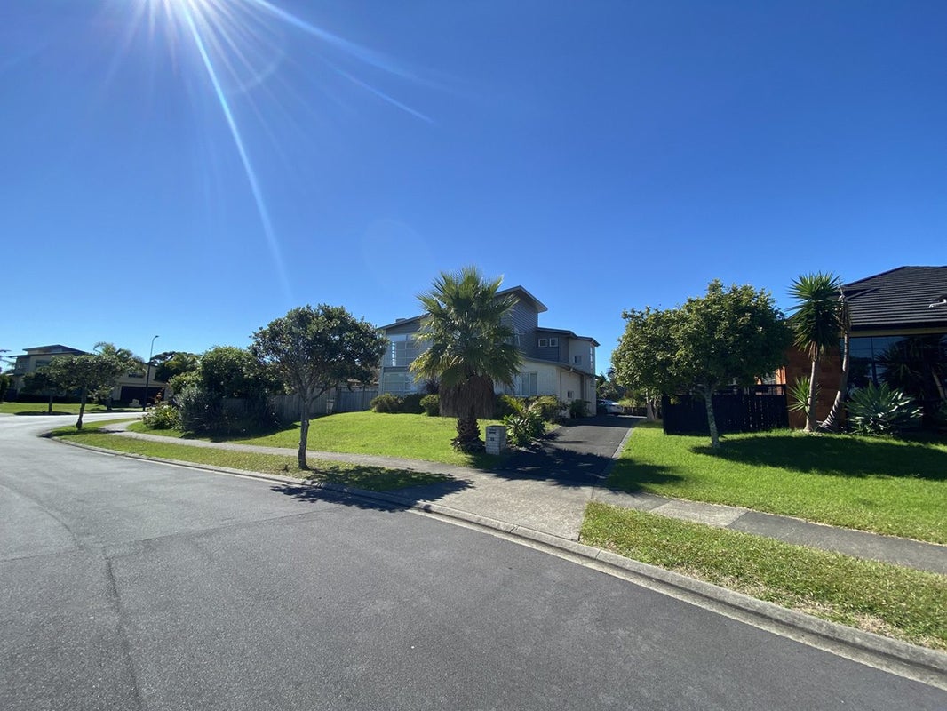 22 Pine Harbour Parade, Beachlands, Auckland - Carousel 1