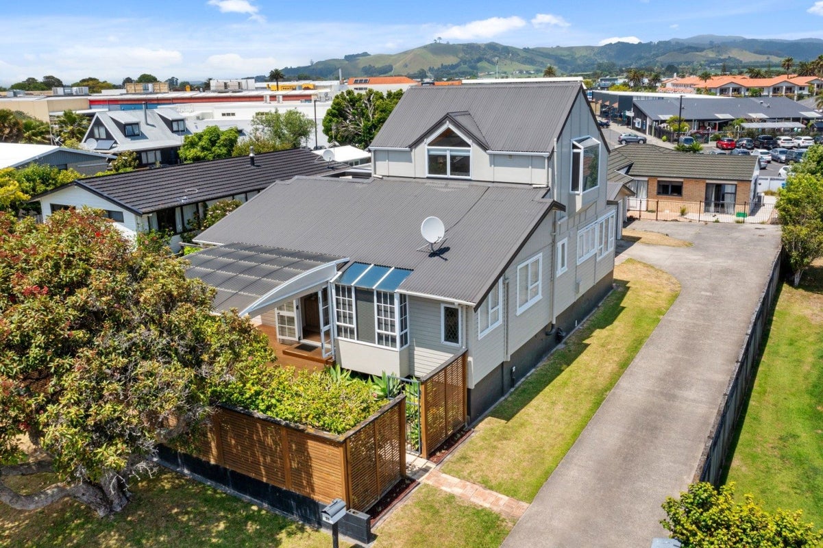 31 Percy Road, Papamoa Beach, Papamoa - Carousel 1