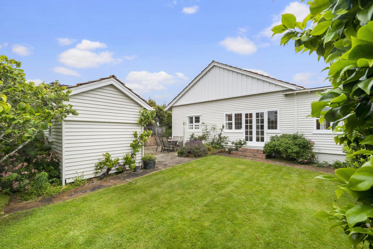 15 Beauchamp Street, Karori, Wellington - Carousel 2