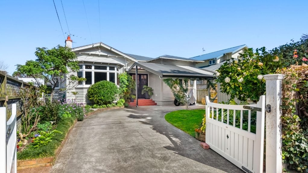 1/24 Totara Crescent, Woburn, Lower Hutt - Carousel 1