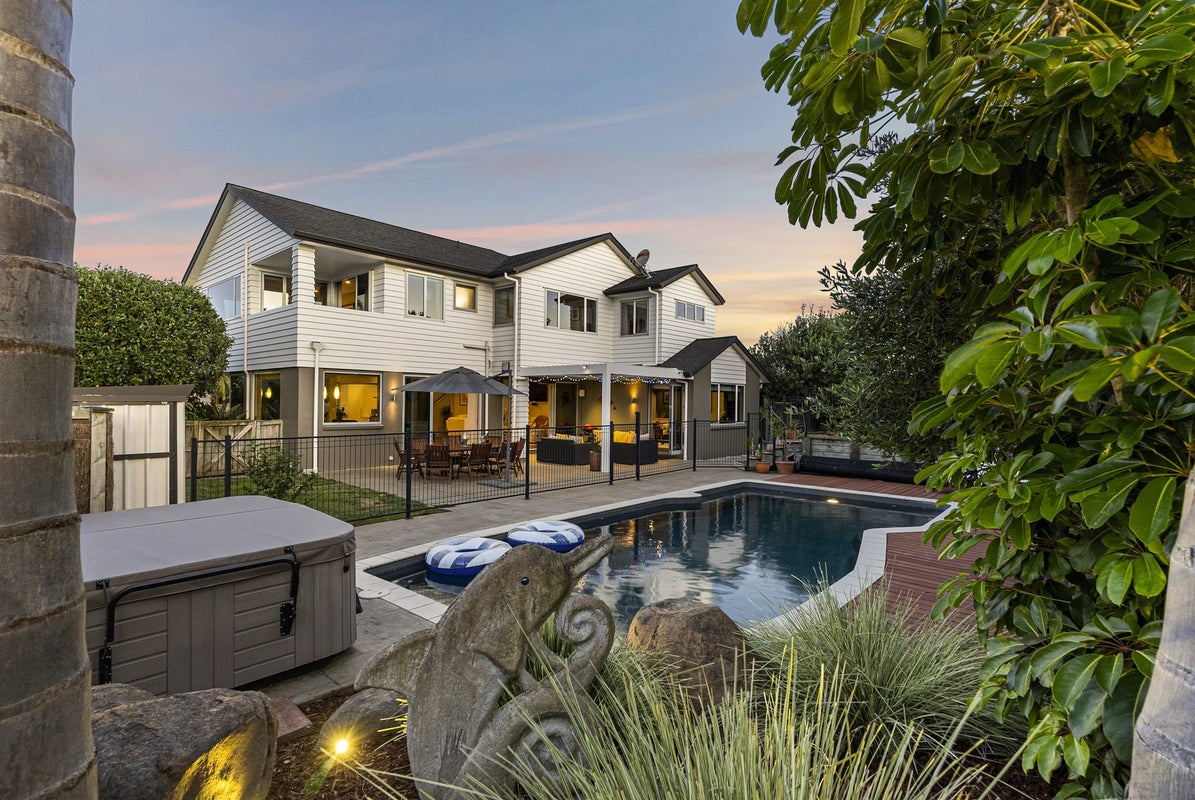 18 Columbia Crescent, Beachlands, Auckland - Carousel 1