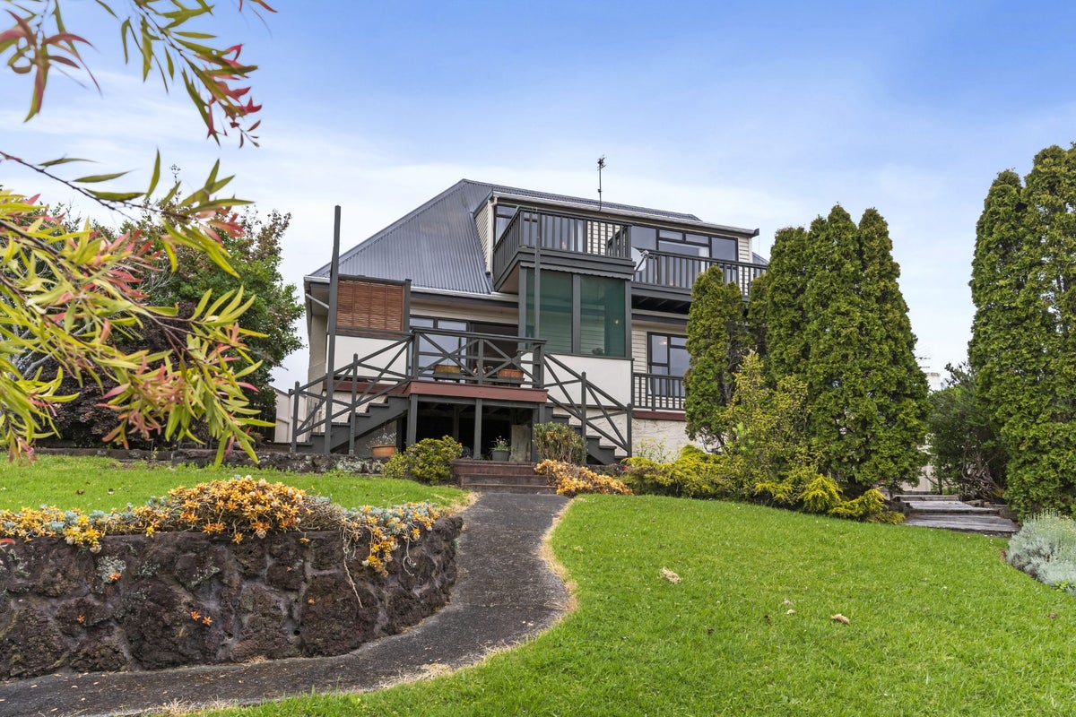36 Gills Road, Bucklands Beach, Auckland - Carousel 2