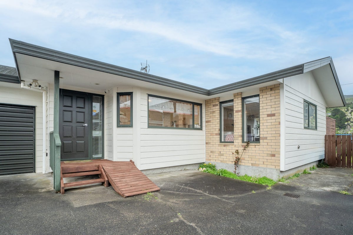 13A Hinau Street, Tawa, Wellington - Carousel 1