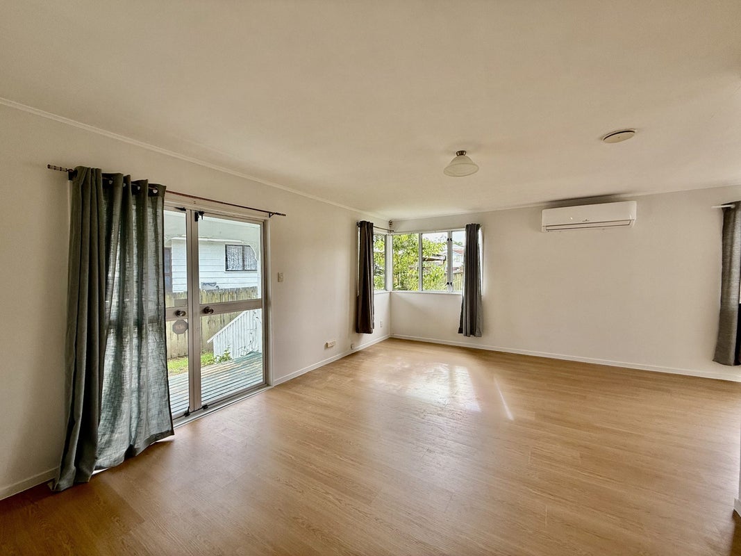 129 Aviemore Drive, Highland Park, Auckland - Carousel 1