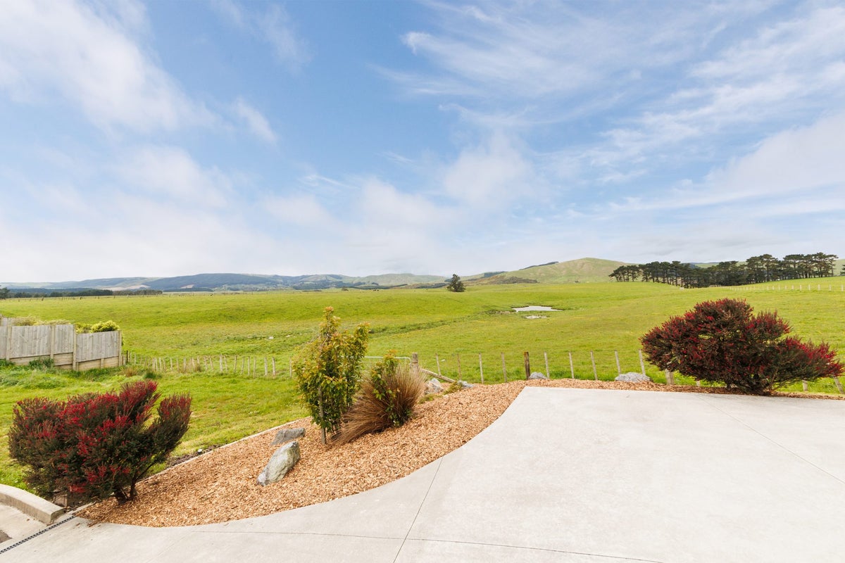 206 Pacific Drive, Fitzherbert, Palmerston North - Carousel 24