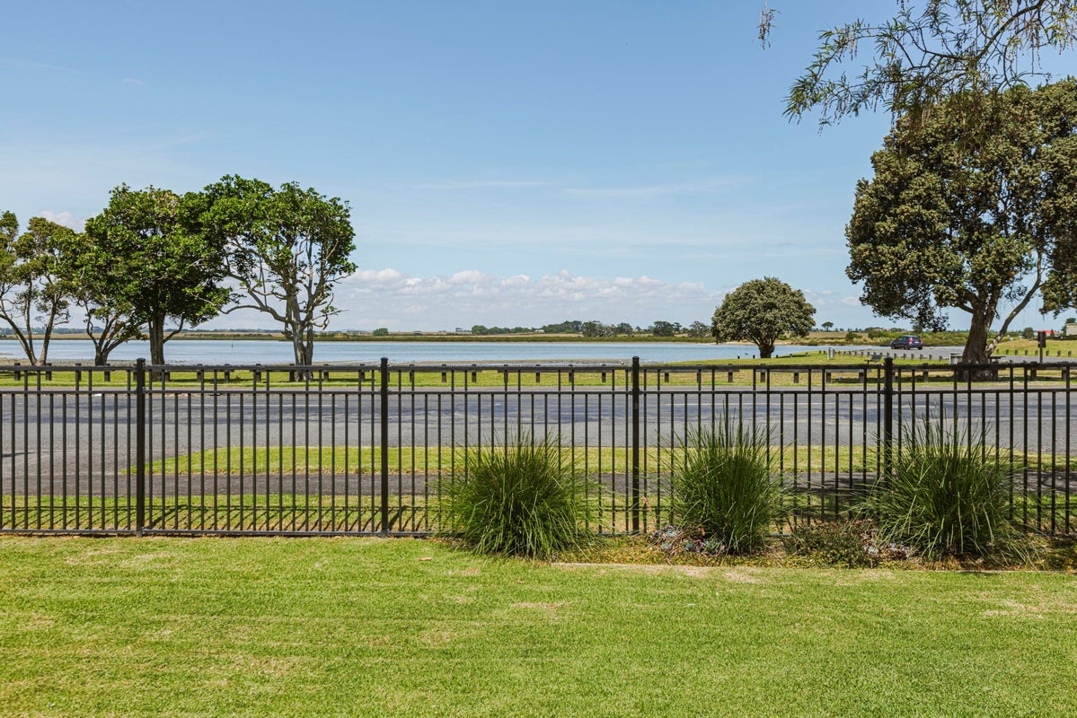 25 Roys Road, Weymouth, Auckland - Carousel 1