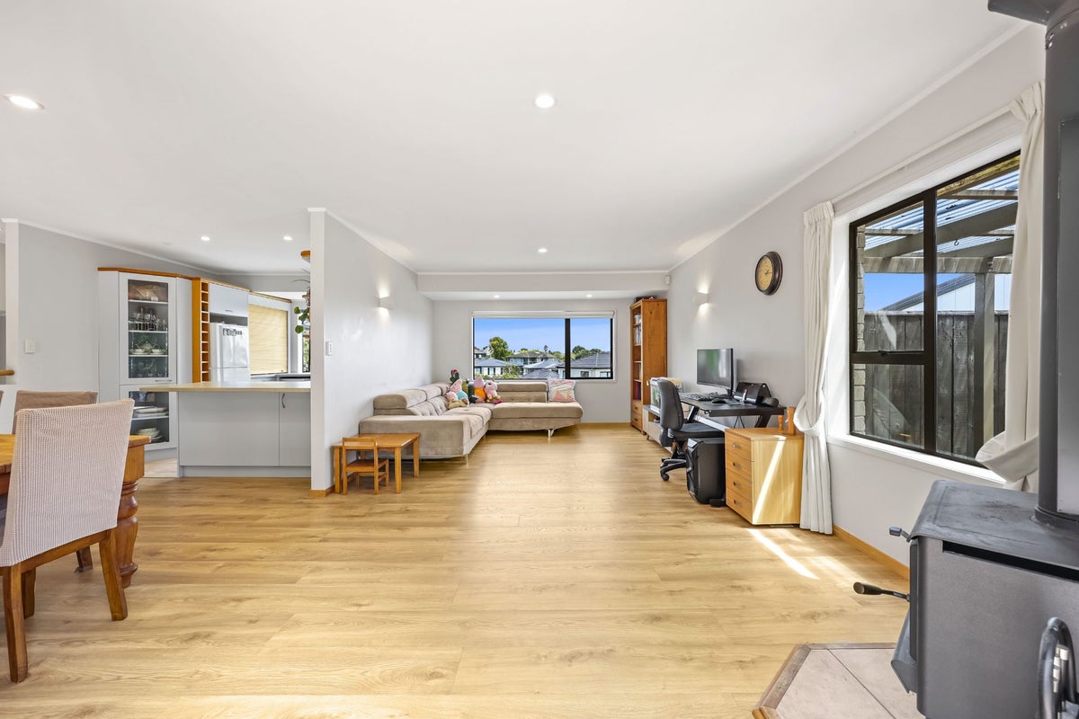 18 Janome Place, Bucklands Beach, Auckland - Carousel 2