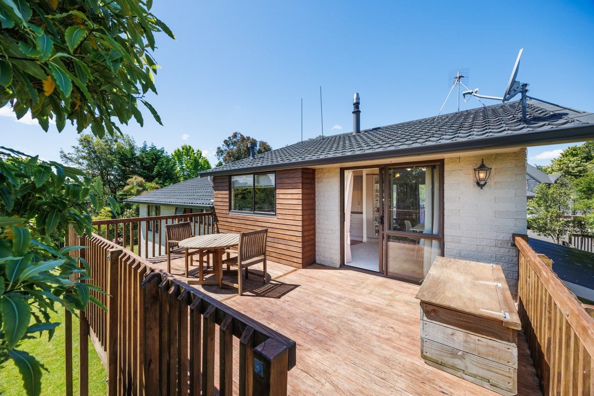 9 Hillgrove Place, Fitzherbert, Palmerston North - Carousel 1