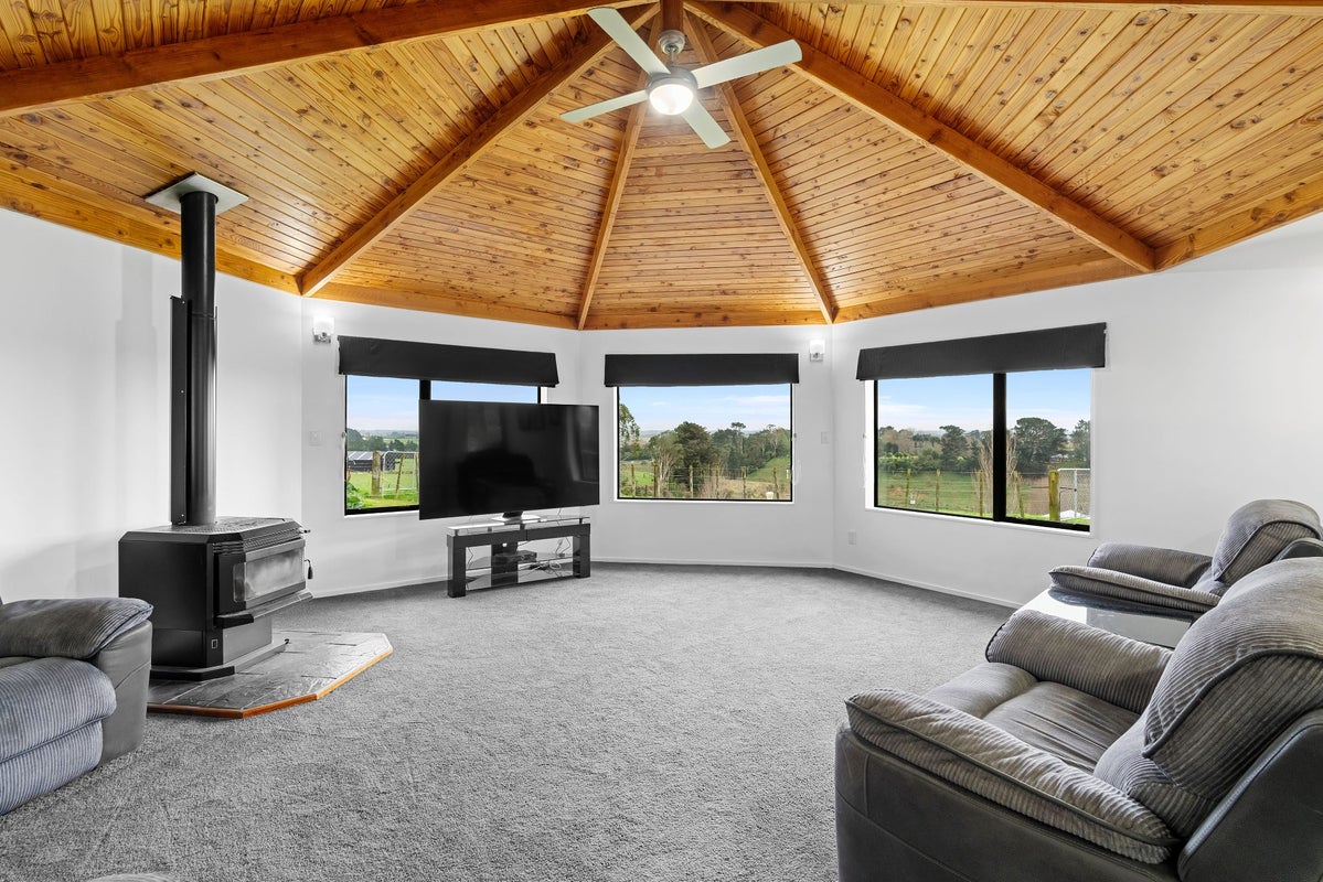 88 Heights Road, Shannon, Palmerston North - Carousel 2