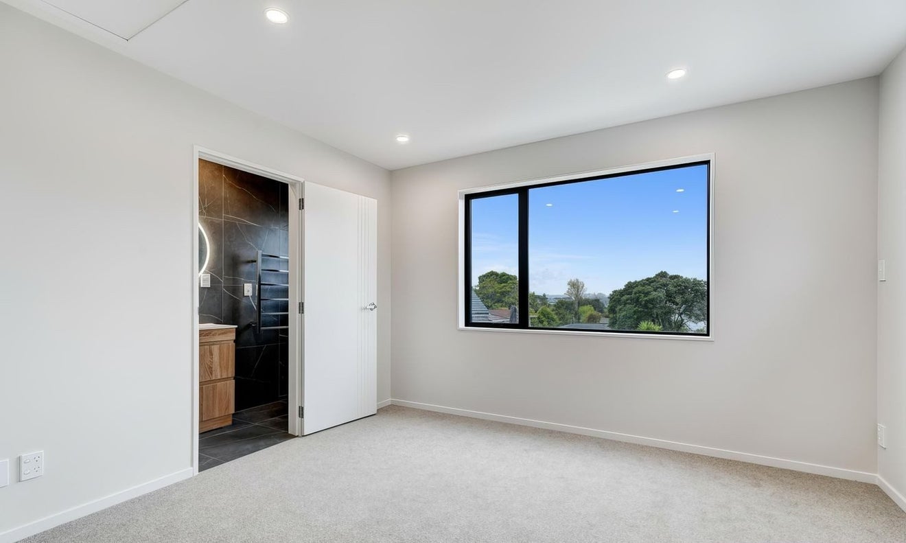 8A Butterworth Drive, Glendene, Auckland - Carousel 2