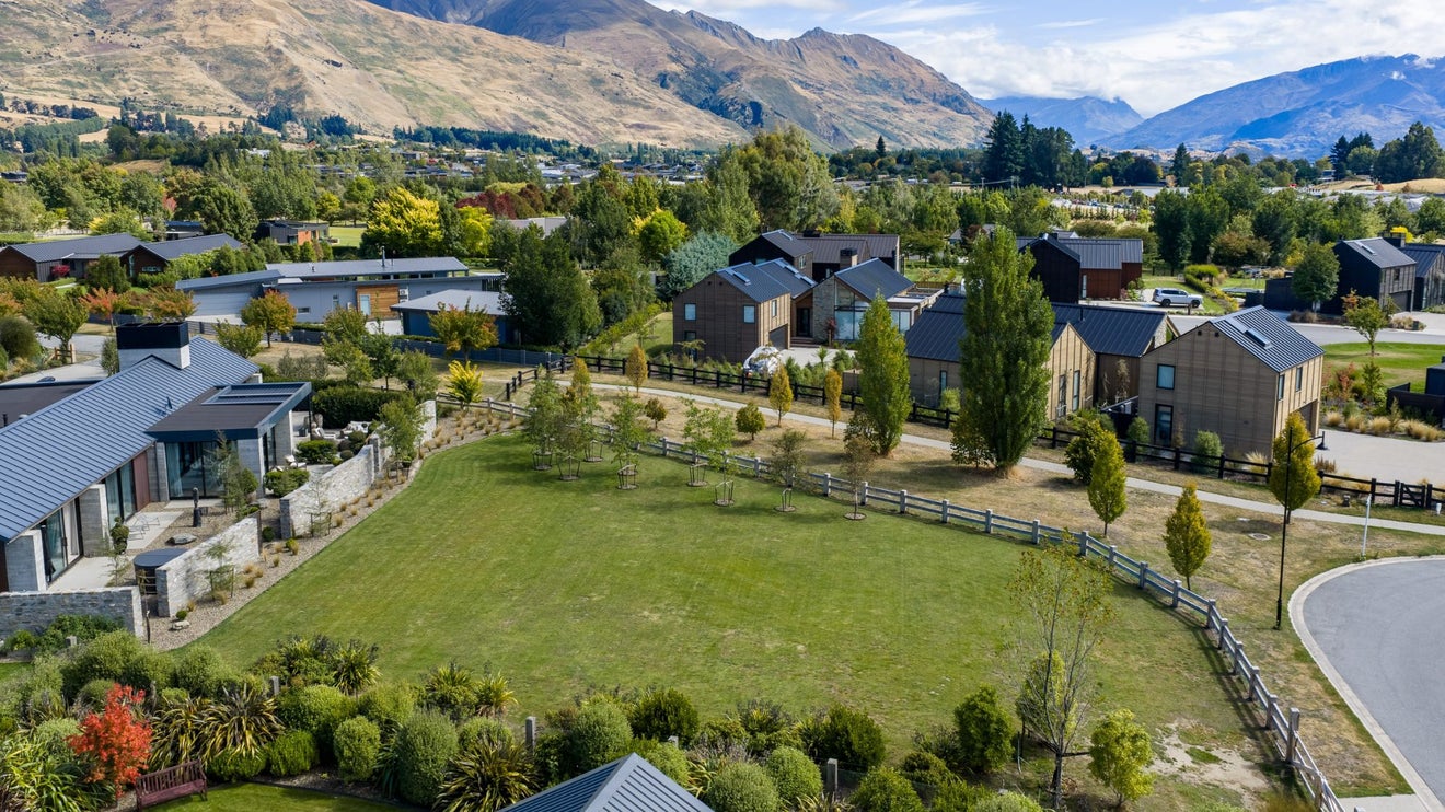 2 Mcdonald Street, Queenstown - Carousel 1