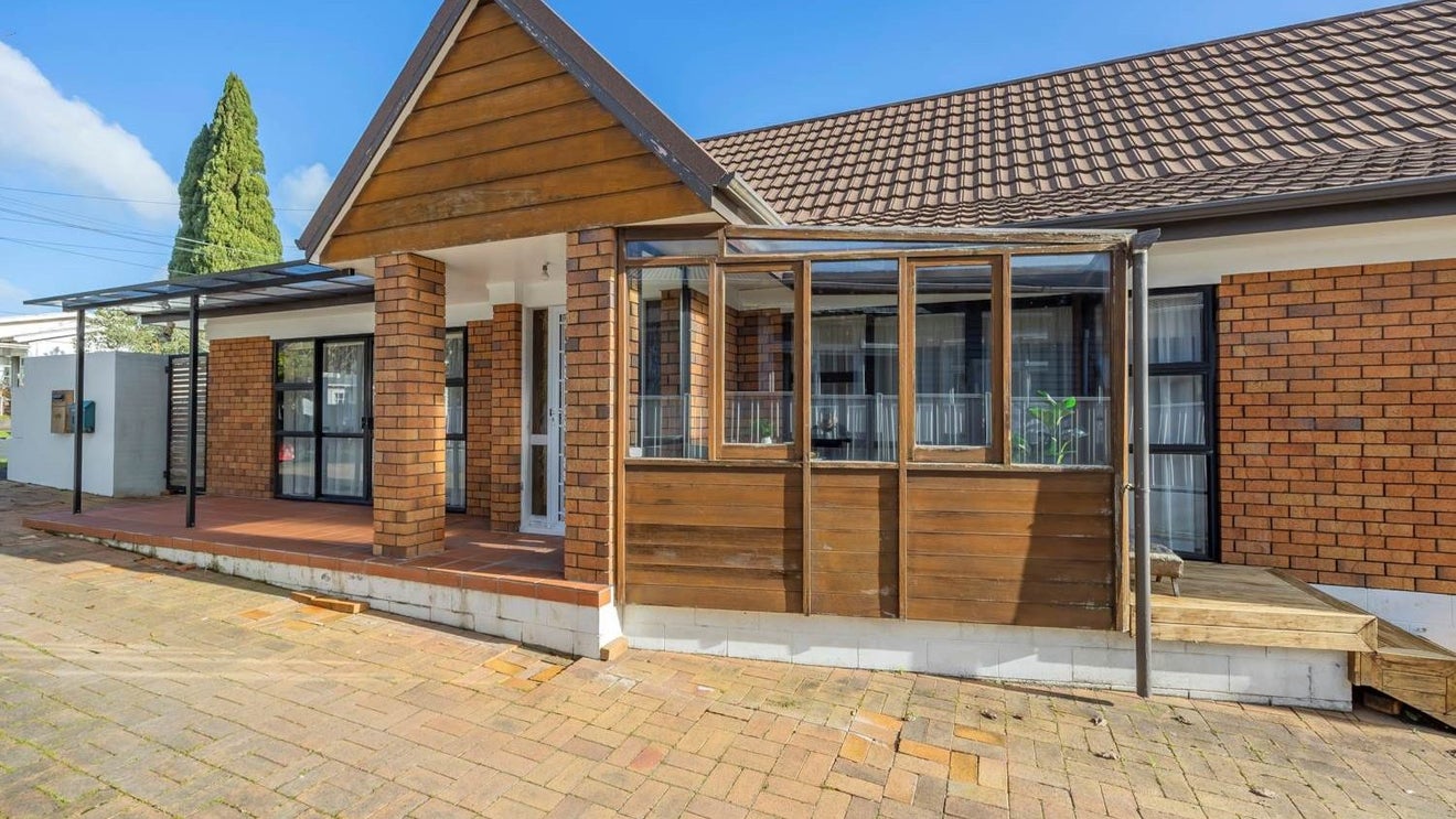 1/11 Smale Street, Point Chevalier, Auckland - Carousel 1
