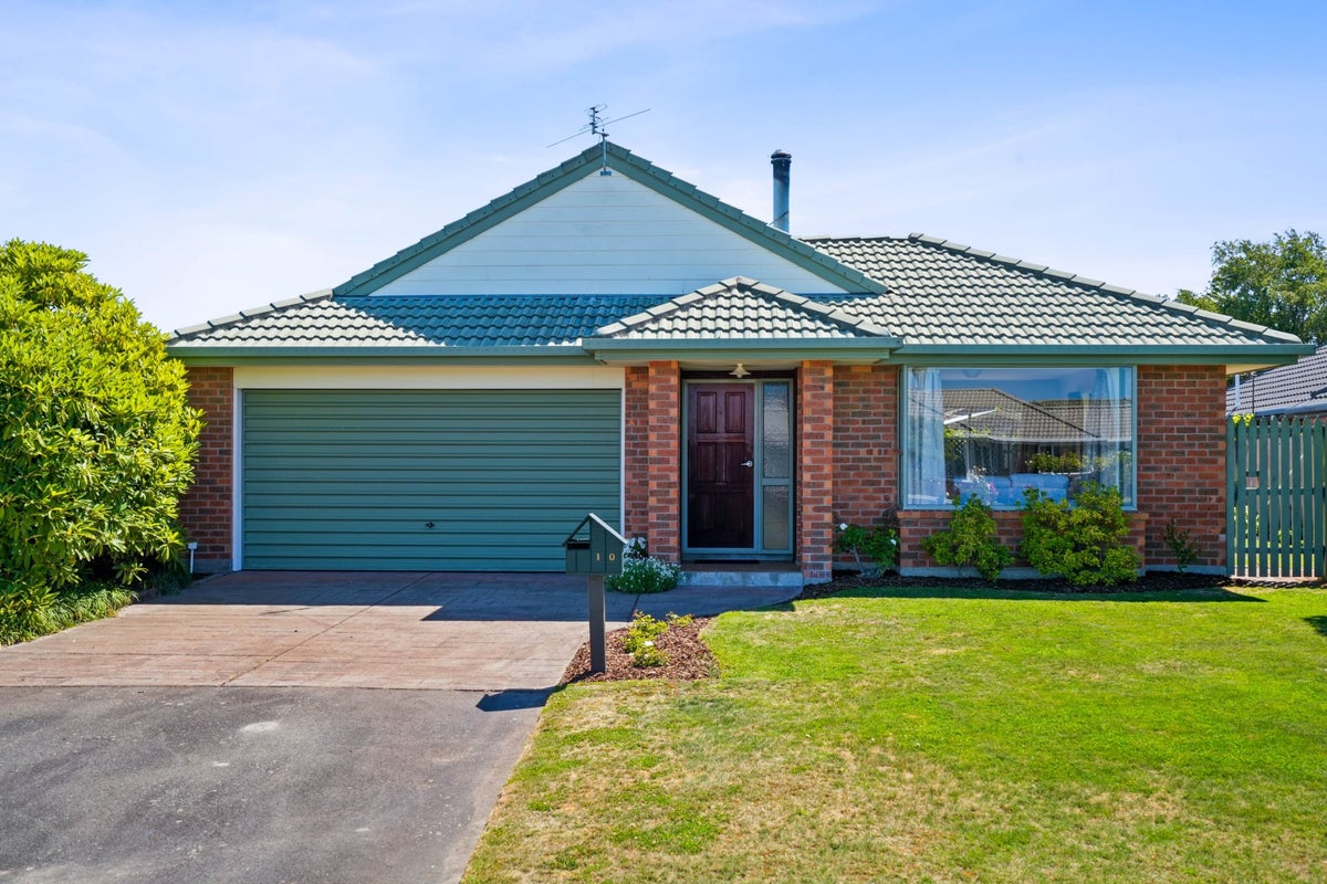10 Mull Place, Broomfield, Christchurch - Carousel 1