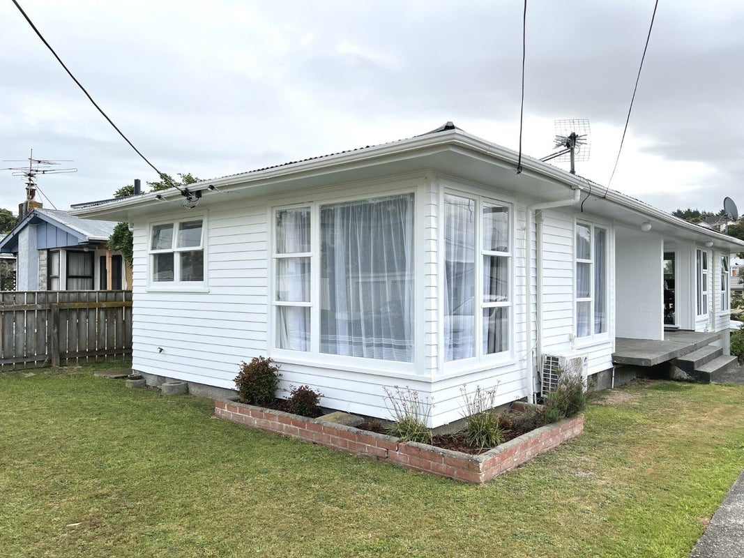 11A Oswald Crescent, Paparangi, Wellington - Carousel 1