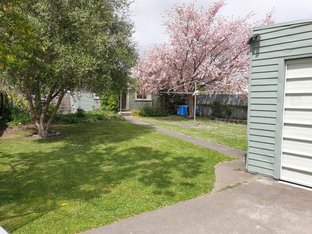 1112 Caroline Road, Mayfair, Hastings - Carousel 2