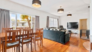 28A Derwent Crescent, Titirangi, Auckland - Carousel 1