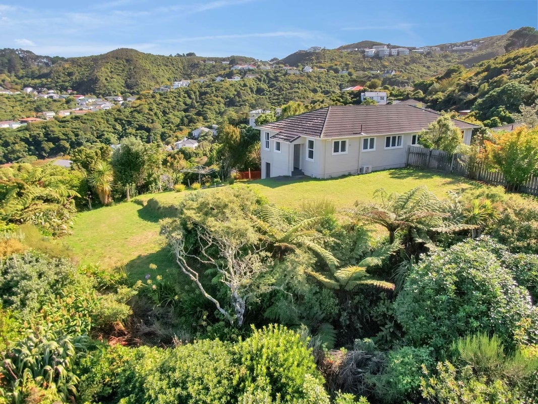 8 Montgomery Avenue, Karori, Wellington - Carousel 2