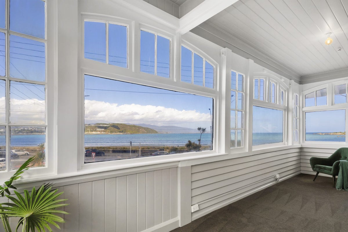 212 Queens Drive, Lyall Bay, Wellington - Carousel 1