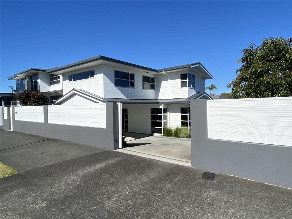 6 Muripara Avenue, Point Chevalier, Auckland - Carousel 2