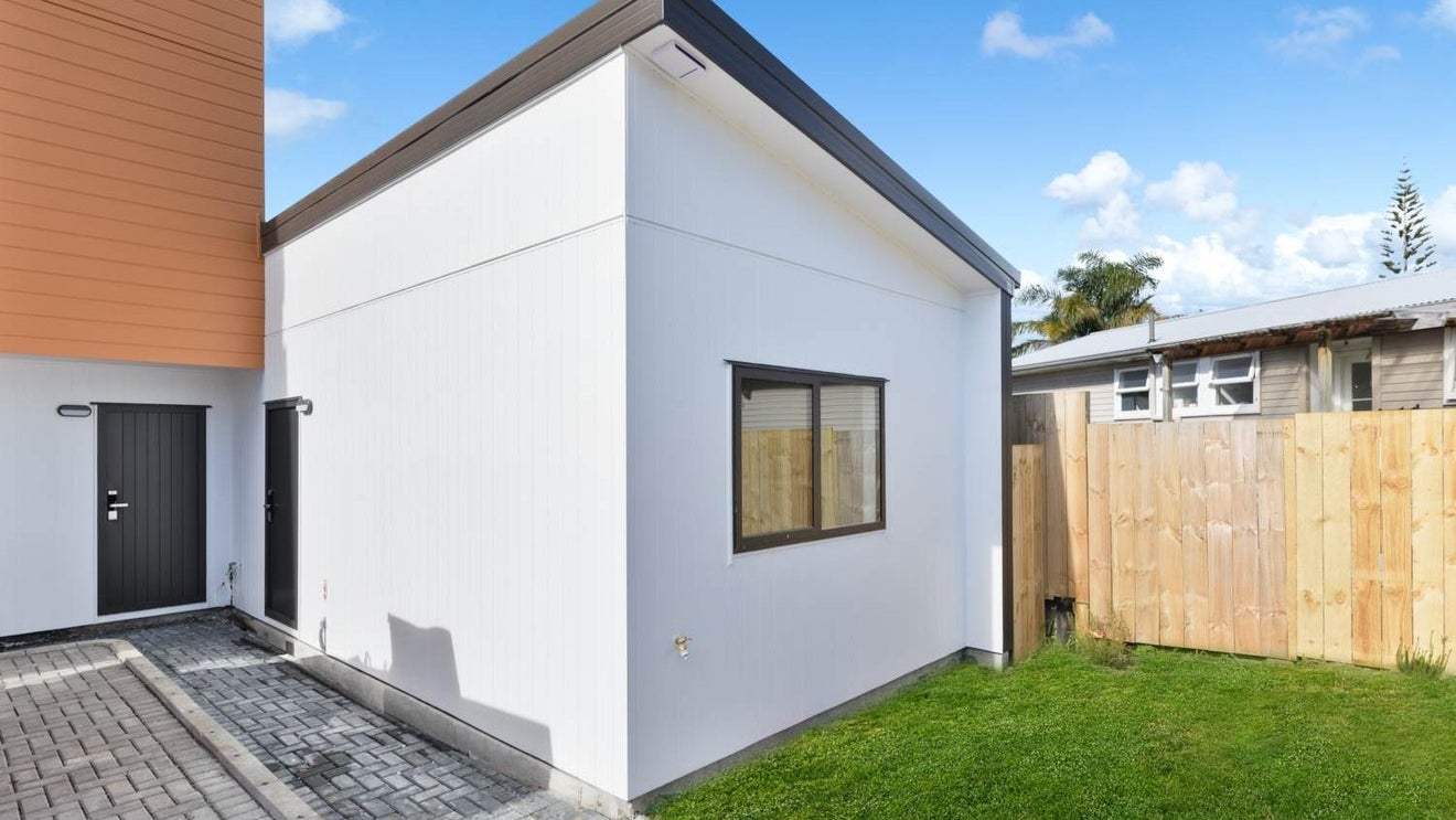 9/10 Orchid Place, Te Atatu South, Auckland - Carousel 1