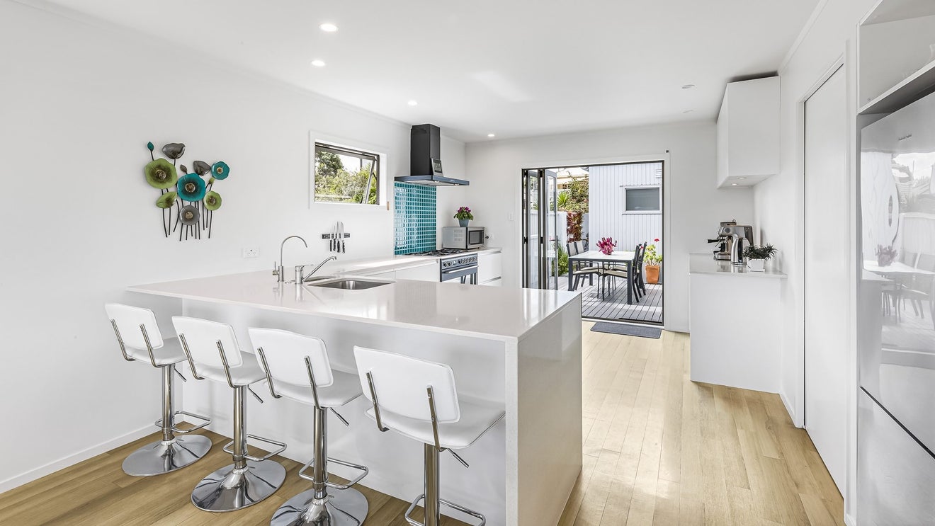 1 Maryland Street, Point Chevalier, Auckland - Carousel 1