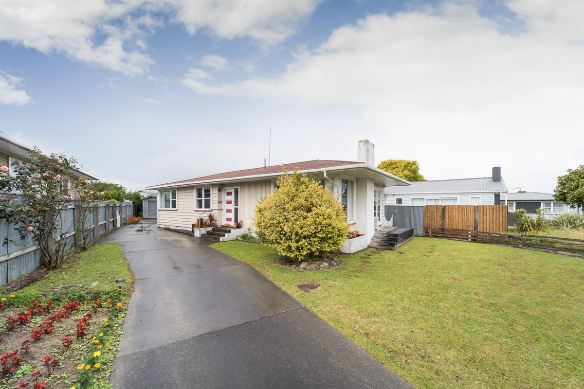35 Karamea Crescent, Kelvin Grove, Palmerston North - Carousel 1