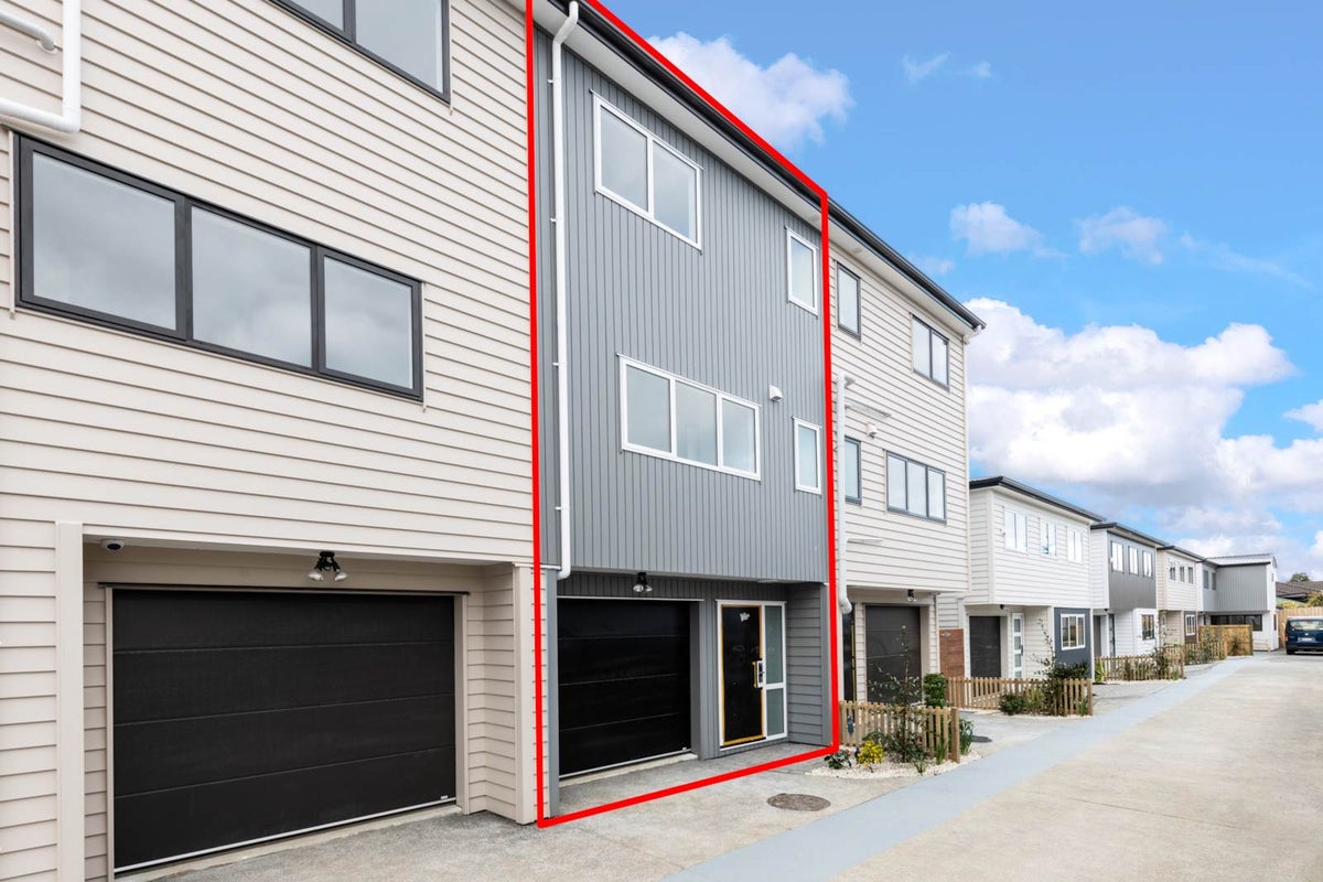126B Hutchinson Avenue, New Lynn, Auckland - Carousel 1