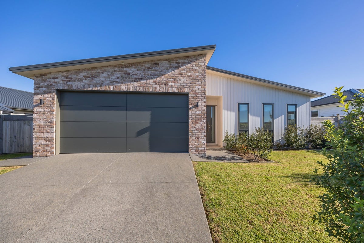 53 Angiangi Crescent, Beachlands, Auckland - Carousel 2