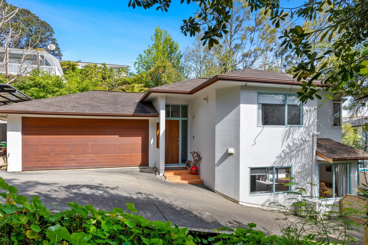 1/992 East Coast Road, Northcross, Auckland - Carousel 1