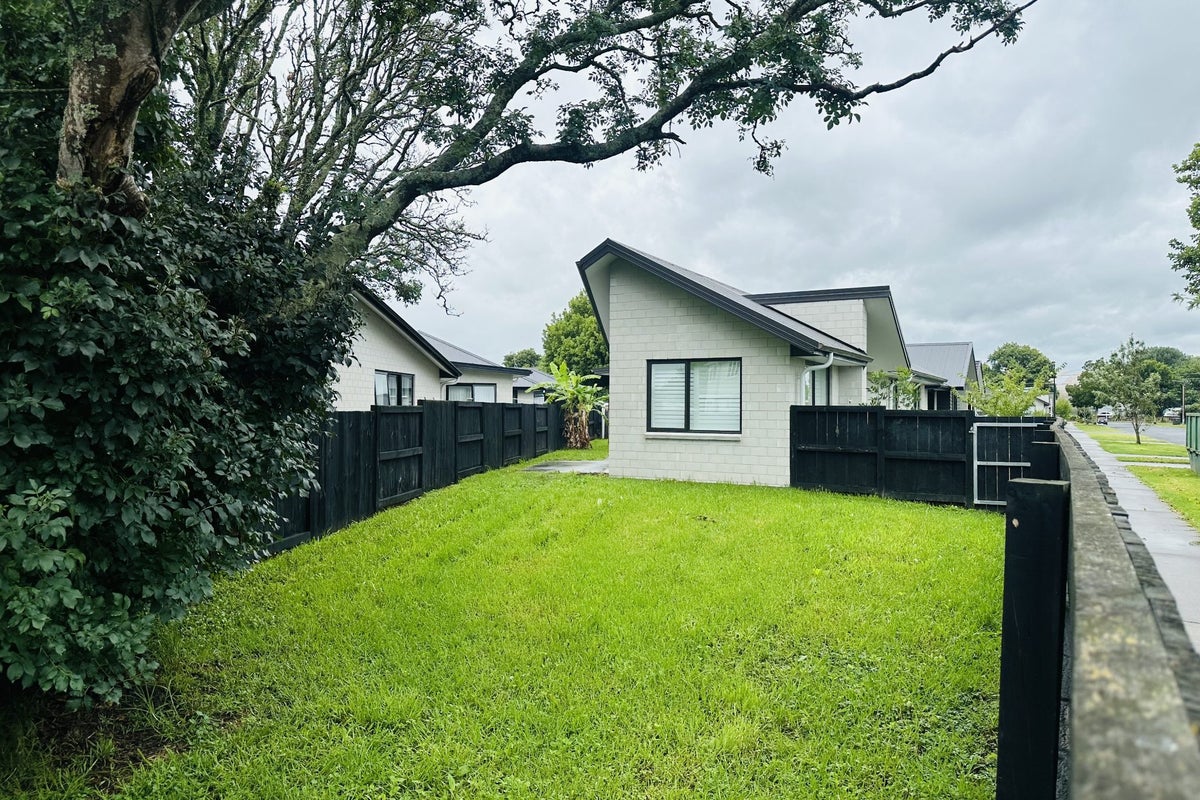 1 Cassidy Street, Hamilton East, Hamilton - Carousel 11