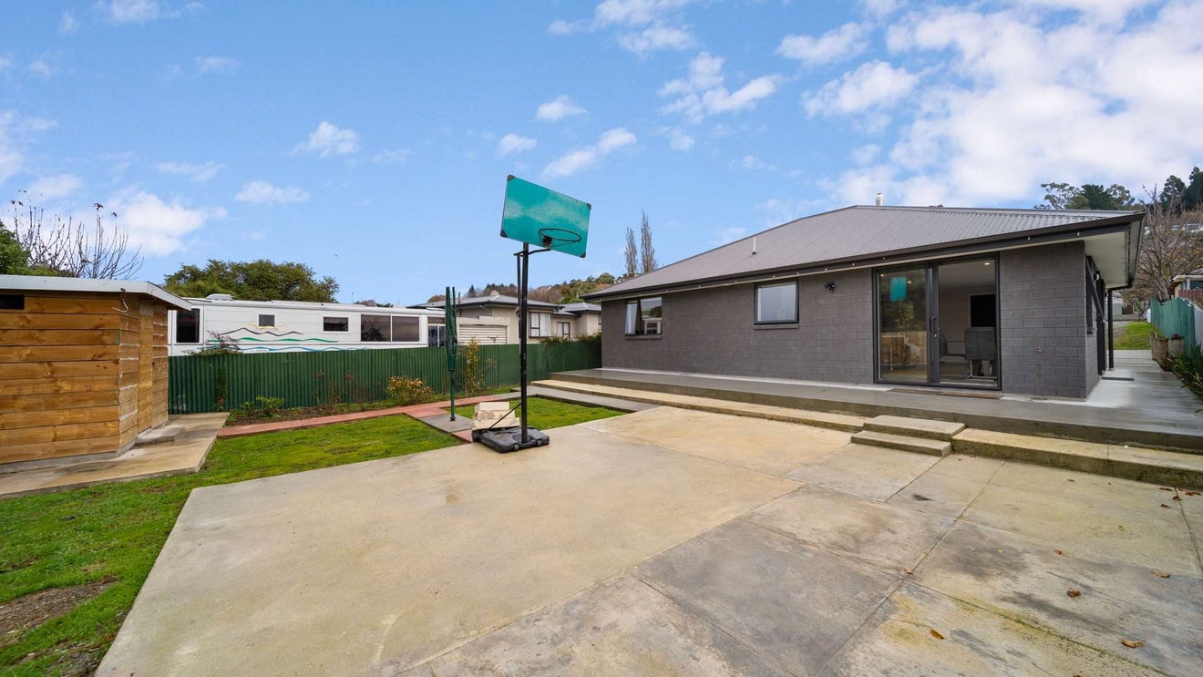11 Clyde Street, Oamaru North, Oamaru - Carousel 2